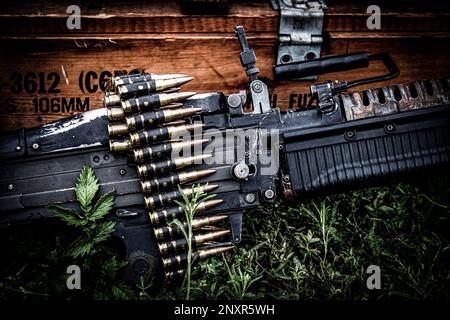 M60 amerikanisches Maschinengewehr mit Munitionskasten und Munitionsgürtel Stockfoto