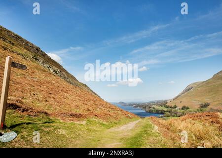 Blick von Ullswater zur Pooley Bridge von Hause, Martindale, dem Lake District, Cumbria. Dunmallard Hill am Fuße von Ullswater in der Ferne Stockfoto