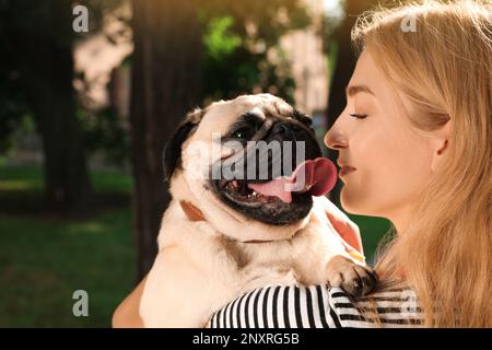 Frau mit süßem Hund im Freien an sonnigen Tagen. Adoption von Tieren Stockfoto