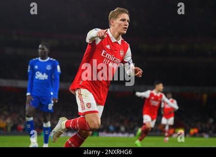 London, Großbritannien. 01. März 2023. Der Martin Odegaard von Arsenal feiert sein Tor während des Premier League-Spiels im Emirates Stadium in London. Kredit: Mark Pain/Alamy Live News Stockfoto