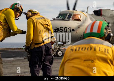 230211-N-BI507-1074 SÜDCHINESISCHES MEER (11. FEBRUAR 2023) USA Navy Sailers bereiten sich auf den Start einer E-2C Hawkeye vor, die von den „Sun Kings“ der Flugzeugträger-Frühwarnstaffel (VAW) 116 aus dem Cockpit des Flugzeugträgers USS Nimitz (CVN 68) gestartet wird. Nimitz ist in der US-7.-Flotte und führt Routineeinsätze durch. 7. Fleet sind die USA Die größte Flotte der Navy, die mit einer Anzahl von Flotten ausgestattet ist, und arbeitet regelmäßig mit Alliierten und Partnern zusammen, um eine freie und offene Region im Indo-Pazifik zu erhalten. Stockfoto