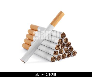 Zigarettenstapel mit orangefarbenen Filtern auf weißem Hintergrund Stockfoto