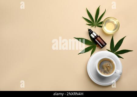 CBD-Öl, THC-Tinktur, Tasse Kaffee und Hanfblätter auf beigefarbenem Hintergrund, flach gelegt. Platz für Text Stockfoto