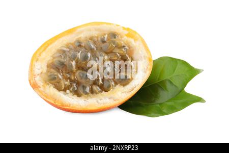 Die Hälfte köstlicher reifer Granadilla mit grünen Blättern, isoliert auf weiß Stockfoto