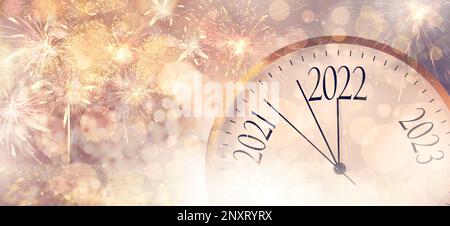 Uhr zählt die letzten Momente bis zum Neuen 2022. Jahr und wunderschönes Feuerwerk im Hintergrund, Bannerdesign Stockfoto