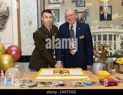 Bethesda, Maryland (02. Februar 2023) USA Army 2. LT. Jacob Fox und pensionierter Oberst Roy A. Harris nehmen an der Zeremonie „Cut of the cake“ Teil, bei der der 122. Geburtstag der Army Nurse Corp am Walter Reed National Military Medical Center (WRNMMC) gefeiert wird. Das 1901 gegründete Army Nurse Corps diente seit dem Zweiten Weltkrieg im Kampf und im Gesundheitswesen bis hin zur kritischen Unterstützung der Internationalen Task Force, die für die COVID-19-Pandemie eingerichtet wurde. Stockfoto