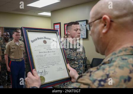 USA Marinekorps Sergeant Major Franklin Morris, Recruiting Station Tampa Sergeant Major, liest den Beförderungsbefehl für Staff Sgt. David A. Nicholas, ein Rekrutierer bei Recruiting Substation Sarasota, während seiner Beförderungszeremonie im RS Tampa Hauptquartier, Florida, am 3. Januar 2023. Nicholas wurde öffentlich dafür anerkannt, dass er sich als würdig für den nächsten Rang in den USA erwiesen hat Marinekorps. Stockfoto