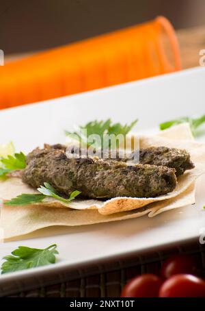 Kafta auf arabischem Brot auf weißem Teller Stockfoto