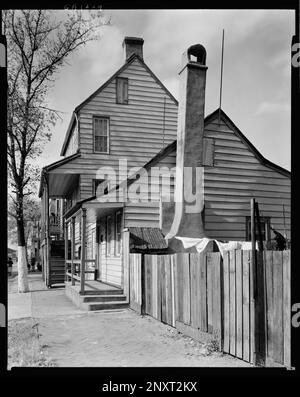 312 314 Hull Street, West, Savannah, Chatham County, Georgia. Carnegie Survey of the Architecture of the South (Carnegie-Umfrage zur Architektur des Südens). Vereinigte Staaten, Georgia, Chatham County, Savannah, Häuser, Zäune, Porches, Klappbrettverkleidungen. Stockfoto