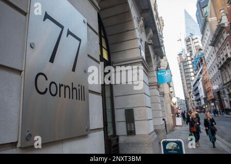 London, Großbritannien. 15. Februar 2023. Ein Schild ist vor der 77 Cornhill abgebildet. Am 1. April 2009 brach der 47-jährige Londoner Zeitungsverkäufer Ian Tomlinson vor 77 Cornhill zusammen, nachdem er während der Proteste gegen einen G20-Gipfel von einem Polizisten in der Royal Exchange Passage getroffen und niedergestoßen wurde. Später entschied eine Untersuchungsjury, dass Tomlinson unrechtmäßig getötet wurde. Kredit: Mark Kerrison/Alamy Live News Stockfoto