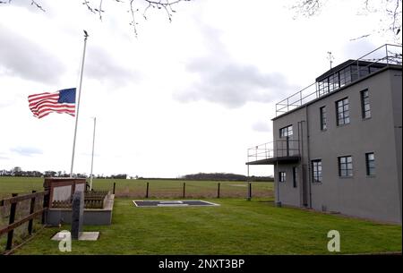 Die Fahne „Stars and Stripes“ fliegt bei halbem Personal im 100. Bomb Group Memorial Museum, Thorpe Abbotts, England, 2. Februar 2023, Zu Ehren von Staff Sgt. Al Arreola, Kriegsveteran aus dem 2. Weltkrieg und 100. BG, der am 1. Februar 2023 verstarb. Arreola war ein Geschwader der 351.-Bomben-Geschwader, der während des Zweiten Weltkriegs in Thorpe Abbotts stationiert war, und absolvierte 35 Missionen während seiner Zeit dort. Die Flieger der heutigen 351. Air Tanken Squadron führten eine Zeremonie zum Patching des Erbes im ehemaligen Wohnhaus der 100. BG durch und erinnerten an den Veteranen und das Vermächtnis, das er und andere Veteranen des Zweiten Weltkriegs hinterlassen haben. Stockfoto