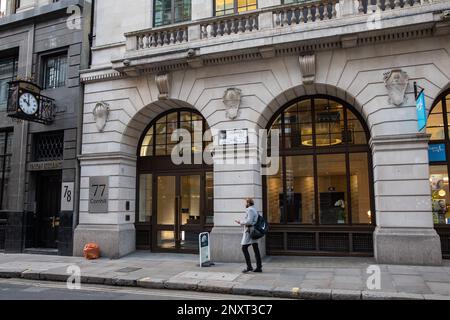 London, Großbritannien. 15. Februar 2023. 77 Cornhill ist auf der anderen Straßenseite abgebildet. Am 1. April 2009 brach der 47-jährige Londoner Zeitungsverkäufer Ian Tomlinson vor 77 Cornhill zusammen, nachdem er während der Proteste gegen einen G20-Gipfel von einem Polizisten in der Royal Exchange Passage getroffen und niedergestoßen wurde. Eine Untersuchungsjury entschied später, dass er unrechtmäßig getötet wurde. Kredit: Mark Kerrison/Alamy Live News Stockfoto