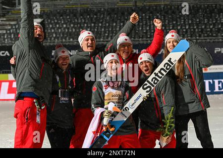 Planica, Slowenien. 01. März 2023. Die kanadische Gewinnerin Alexandria Loutitt und ihr Team feiern während des Ski Jumping Individual Women HS 138 bei der FIS Nordic Skiing World Championships in Planica. (Foto: Andrej Tarfila/SOPA Images/Sipa USA) Guthaben: SIPA USA/Alamy Live News Stockfoto