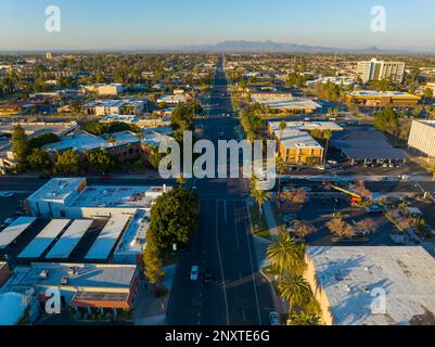 Das Stadtzentrum von Mesa aus der Vogelperspektive auf der Center Street am Pepper Place bei Sonnenuntergang, Mesa, Arizona, Arizona, Arizona, Arizona, Arizona, USA. Stockfoto