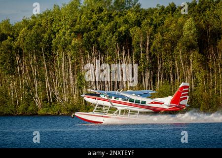 Bestandsbild eines nicht identifizierten Float-Flugzeugs, das vom Ontario-See startet. Stockfoto