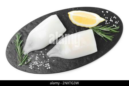 Frische rohe Tintenfischröhrchen mit Zitrone, Rosmarin und Salz auf weißem Hintergrund, Draufsicht Stockfoto