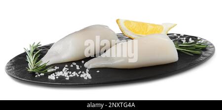 Frische rohe Tintenfischröhrchen mit Zitrone, Rosmarin und Salz auf weißem Hintergrund Stockfoto