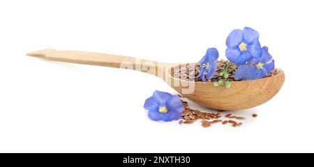 Holzlöffel mit Flachsblumen und Samen auf weißem Hintergrund Stockfoto