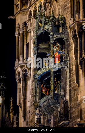 Das Neue Rathaus am Marienplatz mit dem berühmten Glockenspiel Stockfoto