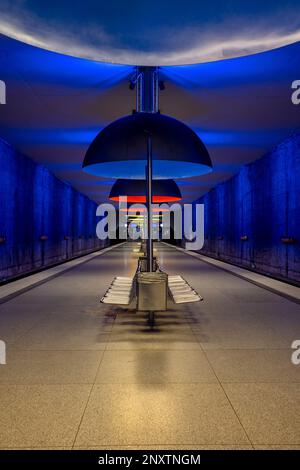 Westfriedhof ist eine U-Bahn-Station in München, die an der U1-Linie des Münchner U-Bahn-Systems liegt Stockfoto