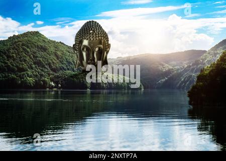 Majestätische Buddha-Skulptur in der Nähe des Sees und der Berge an sonnigen Tagen Stockfoto