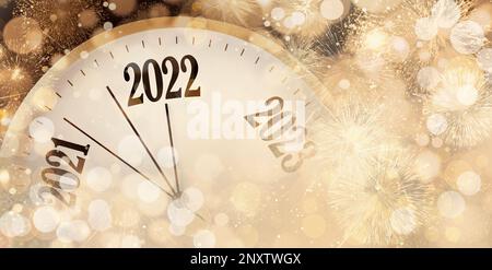 Uhr zählt die letzten Momente bis zum Neuen 2022. Jahr und wunderschönes Feuerwerk im Hintergrund, Bannerdesign Stockfoto