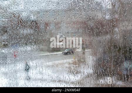 Ein Wintersturm verursachte Regen und Schnee, um ein Muster auf die Fensterscheiben zu zeichnen Stockfoto