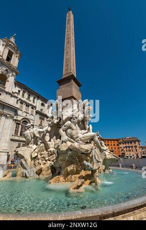 Piazza Navona, die Fontana dei Quattro Fiumi (Brunnen der vier Flüsse) wurde 1651 von Bernini in Rom, Italien, entworfen Stockfoto