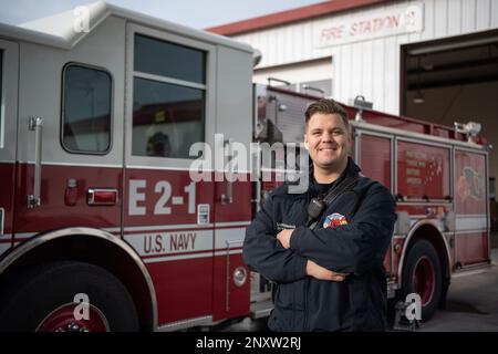 MARINE STATION ROTA, Spanien (14. Februar 2023) Aviation Boatswain's Mate 2. Class Logan Schinabeck, ein Matrose aus Ludlow, Massachusetts, posiert für ein Foto während eines Fotoshooting für die Küste an Bord der Naval Station (NAVSTA) Rota, Spanien, 14. Februar 2023. NAVSTA Rota erhält die Flotte, ermöglicht den Kämpfer und unterstützt die Familie durch die Durchführung von Flug- und Hafenbetrieb, die Gewährleistung von Sicherheit, die Gewährleistung der Lebensqualität und die Bereitstellung der Kerndienstleistungen Strom, Wasser, Treibstoff und Informationstechnologie. Stockfoto