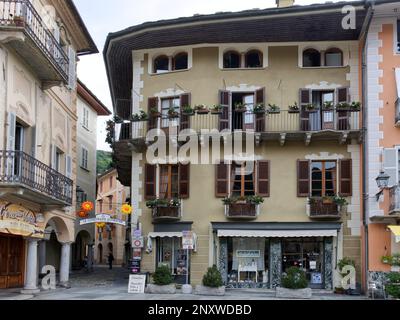 Varallo, Italien - 19. august 2022: Ein traditionelles Haus am zentralen Platz Stockfoto