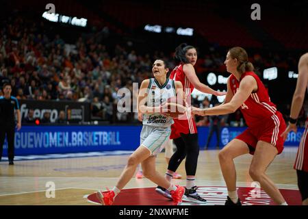 Leticia Romero von Valencia Basket (L) und Kylee Shook von Olympiacos SFP (R) in Aktion während der Euroleague Women J14 am 1. März 2023 in Fuente de Sa Stockfoto