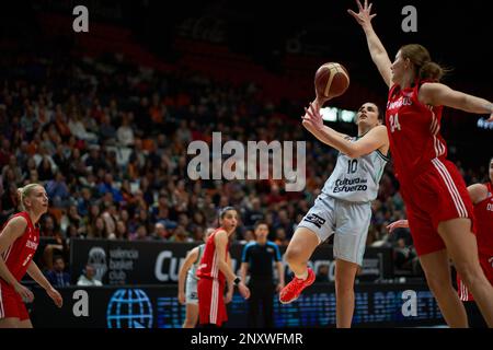 Leticia Romero von Valencia Basket (L) und Kylee Shook von Olympiacos SFP (R) in Aktion während der Euroleague Women J14 am 1. März 2023 in Fuente de Sa Stockfoto