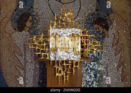 Ein Tabernakel mit dem Eucharisten und einer Kerzenlampe in einer Kapelle in Majčino selo (Mutterdorf) in Medjugorje, Bosnien und Herzegowina. Stockfoto