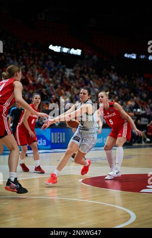 Kylee Shook von Olympiacos SFP (L), Leticia Romero von Valencia Basket (C) und Evdokia Stamati von Olympiacos SFP (R) in Aktion während der Euroleague J14 Stockfoto