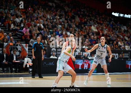 Laia Lamana von Valencia Basket (L), Angeliki Nikolopoulou von Olympiacos SFP (C) und Angela Salvadores von Valencia Basket (R) in den J14 Jahren Stockfoto