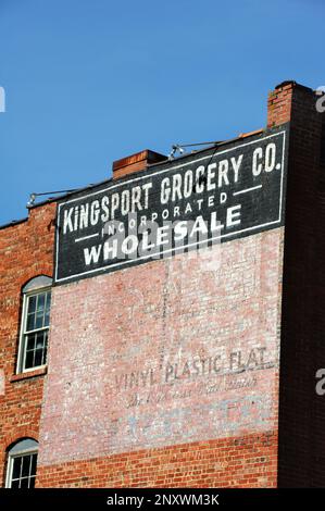 Historische Gebäude in Kingsport, Tennessee, beherbergen die Überreste vergangener Unternehmen. Auf der Seite eines alten Ziegelgebäudes ist das gemalt Stockfoto