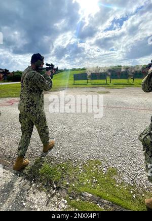 SANTA RITA, Guam (24. Januar 2023) Ein Seemann der Maritime Expeditionary Security Group (MESG) 1 des von Guam eingesetzten Sicherheitsteams (EST) führt eine Feuerwehrübung durch, die von der MESG-1-Einheit zur Bewertung der Ausbildung (TEU) durchgeführt wird. TEU bietet vierteljährlich eine taktische Schulung der Maritime Expeditionary Security Forces Close Quarter für die von der MESG-1 entsandten Sicherheitsteams Guams an. (Foto der US Navy von Gunner’s Mate 1. Class Christopher Olson) Stockfoto