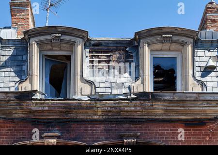 Wohnung unter dem Dach eines roten Ziegelsteinhauses, zerstört durch Feuer. Stockfoto