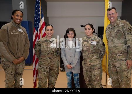 Quinn Driscoll, Gewinner der Holloman Elementary School Buchstabierbee, posiert mit den Preisrichtern am Holloman Air Force Base, New Mexico, 17. Januar 2023. Schüler der dritten, vierten und fünften Klasse nahmen an Klassenbuchstabierbienen Teil, deren Gewinner in der gesamten Schule konkurrierten. Stockfoto