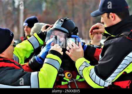 Feuerwehrleute mit dem Tauchteam der Feuerwehr üben ein Eisrettungsszenario am 11. Januar 2023 an einem gefrorenen Big Sandy Lake auf der South Post in Fort McCoy, Wisconsin. Mehrere Feuerwehrleute aus dem Team zogen einen Anzug an, schnallten sich einen Lufttank und eine Vollmaske an und tauchten in die Tiefen des Big Sandy Lake unter dem Eis an der South Post von Fort McCoy. Die Taucher bearbeiteten Tiefen von bis zu 15 Fuß oder mehr, um verschiedene Arten von Rettungsszenarien unter der Anleitung von anderen Feuerwehrleuten durchzuführen. Taucher wechselten sich ab und gingen in und aus dem gleichen Loch, das ich geschnitten hatte Stockfoto