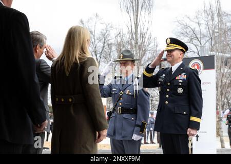 USA Generalmajor Tom Carden, der Generaladjutant von Georgien, und Oberst Chris Wright, Kommissar für öffentliche Sicherheit des georgischen Ministeriums, begrüßen Gouverneur Brian Kemp, bevor er eine Zusammenstellung von Soldaten, Flugzeugen, Staatspatrouillen Georgiens, Und Georgia State Defense Force Freiwillige am 12. Januar 2023 im Georgia State Convocation Center. Stockfoto