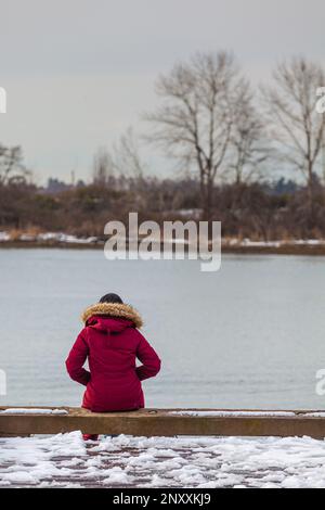 Junge Frau in Bedenkstimmung am Steveston-Ufer in British Columbia, Kanada Stockfoto