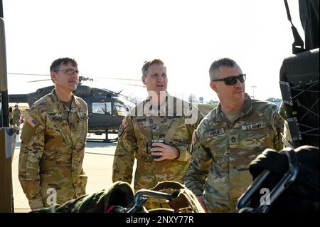 USA Soldaten der Nationalgarde der Armee mit dem 2-151.-1-Sicherheits- und Stützflugbattalion, South Carolina National Guard, erhielten den neuen UH-72-Bravo Lakota Helikopter in der Army Aviation Support Facility 2, 7. Februar 2023, Greenville, South Carolina. Aus Huntsville, Alabama geflogen, wird die neueste Ausgabe von Drehflügelflugzeugen für die South Carolina National Guard Army Aviation die UH-72 Alpha-Modelle ersetzen, da die South Carolina National Guard einer von neun Staaten war, die zwei der neuen UH-72 Bravo-Modelle in Angriff nahmen. Dieses modernisierte Flugzeug ist mit verbesserten Triebwerken, Getriebe und Avion ausgestattet Stockfoto