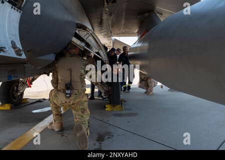 USA Air Force Senior Airman Zachary Main mit dem 378. Geschwader für zivile Ingenieure gibt am 12. Januar 2023 am Luftwaffenstützpunkt King Fahad, Königreich Saudi-Arabien, eine F-16 Fighting Falcon Sicherheitsunterweisung für Mitglieder der Royal Saudi Air Force. Der 378. Air Expeditionary Wing führte in Abstimmung mit den RSAF-Partnern außerhalb der Station eine agile Ausbildung zur Kampfbeschäftigung durch, um die Beziehungen zwischen dem Militär und dem Militär zu stärken, die Interoperabilität zu verbessern und die regionale Stabilität zu fördern. Stockfoto