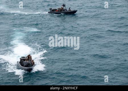 NATUNA SEA (7. Januar 2023) – Marines, die einem Marine-RAID-Force-Zug (MRF) zugeteilt wurden, begannen an Bord der Amphibien-Transportanlage USS Anchorage (LPD 23) und kehrten von einer VBSS-Trainingsübung (Visit, Board, Search, and seizure) an Bord der mobilen Stützstelle Lewis B. Puller-Klasse USS Miguel Keith (ESB 5. Januar) zurück (ESB 7). Durch die Synchronisierung der komplementären Fähigkeiten der 13. Marineexpeditionstruppe (MEU) und der USS Anchorage wird der traditionelle Einfluss der Meeresenergie verstärkt, um eine wettbewerbsfähigere und tödlichere Kraft zu erzeugen. Die Makin Island Amphibious Ready Group, bestehend aus einem amphibischen Angriffsschiff USS Ma Stockfoto