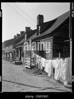 Fahn Street, West Side, Savannah, Chatham County, Georgia. Carnegie Survey of the Architecture of the South (Carnegie-Umfrage zur Architektur des Südens). Usa, Georgia, Chatham County, Savannah, Clotheslines, Veranden, Dormers, Reihenhäuser. Stockfoto