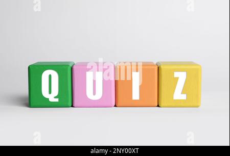 Bunte Würfel mit Wort Quiz auf weißem Hintergrund Stockfoto