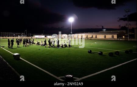 USA Soldaten absolvieren den Plank-Teil des Army Combat Fitness-Tests in Camp Lemonnier, Dschibuti, 1. Februar 2023. Das ACFT optimiert die Bereitschaft für Soldier, reduziert die Verletzungsraten und verbessert die mentale Belastbarkeit und Ausdauer, um die Gesamteffektivität für alle Mitglieder des Militärdienstes zu verbessern. Stockfoto