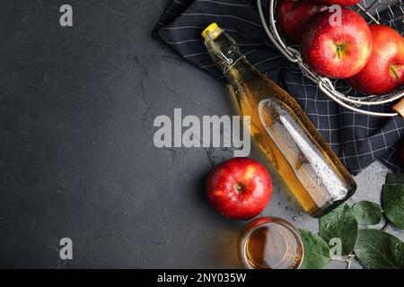 Flach liegend mit köstlichem Apfelwein auf schwarzem Tisch. Platz für Text Stockfoto