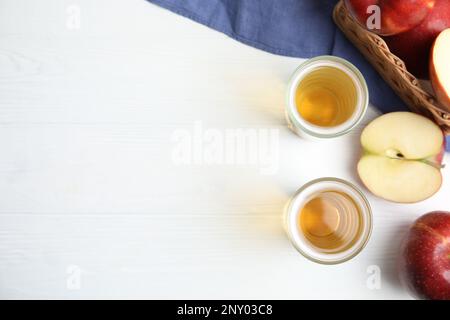 Flache Laienzusammensetzung mit köstlichem Apfelwein auf weißem Tisch. Platz für Text Stockfoto